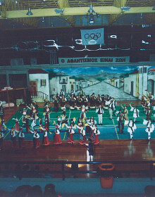 2004 - ΣΤΑ ΜΟΝΟΠΑΤΙΑ ΤΗΣ ΠΑΡΑΔΟΣΗΣ