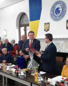 2017 - ΜΕ ΤΟΝ ΠΡΟΕΔΡΟ ΤΗΣ ΕΝΩΣΗΣ ΕΛΛΗΝΩΝ ΡΟΥΜΑΝΙΑΣ (ΚΑΙ ΒΟΥΛΕΥΤΗ ΡΟΥΜΑΝΙΑΣ) ΣΕ ΣΥΝΕΔΡΙΟ ΣΤΟ ΒΟΥΚΟΥΡΕΣΤΙ